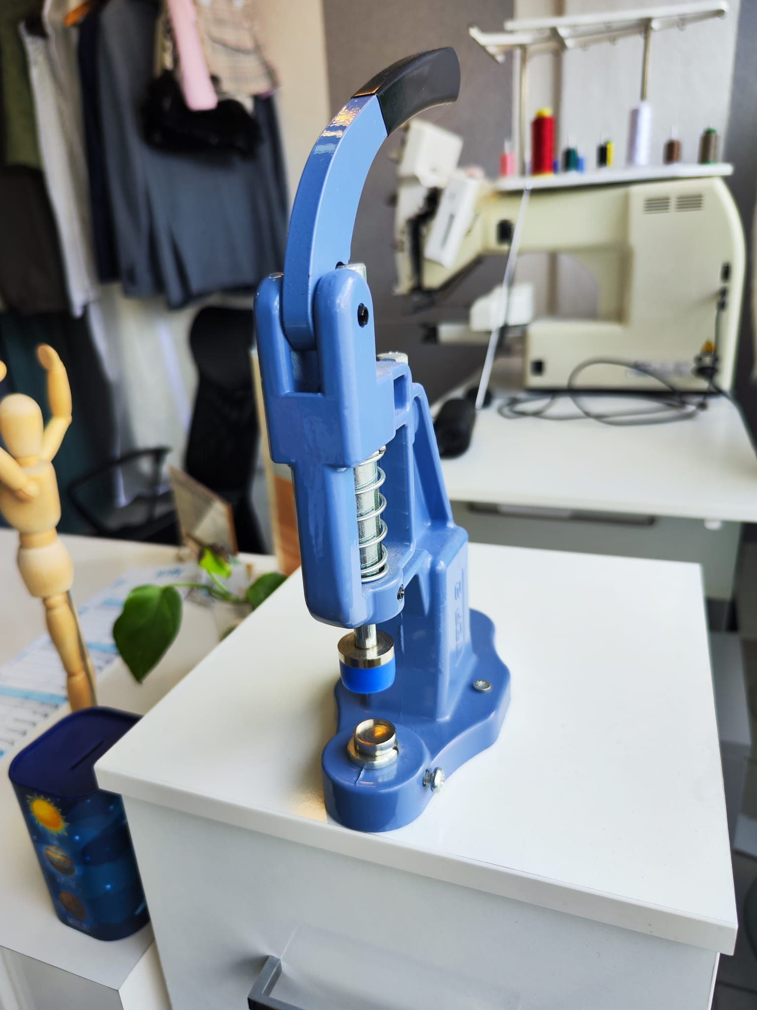 Knopfpresse — für präzise Knopfanbringung