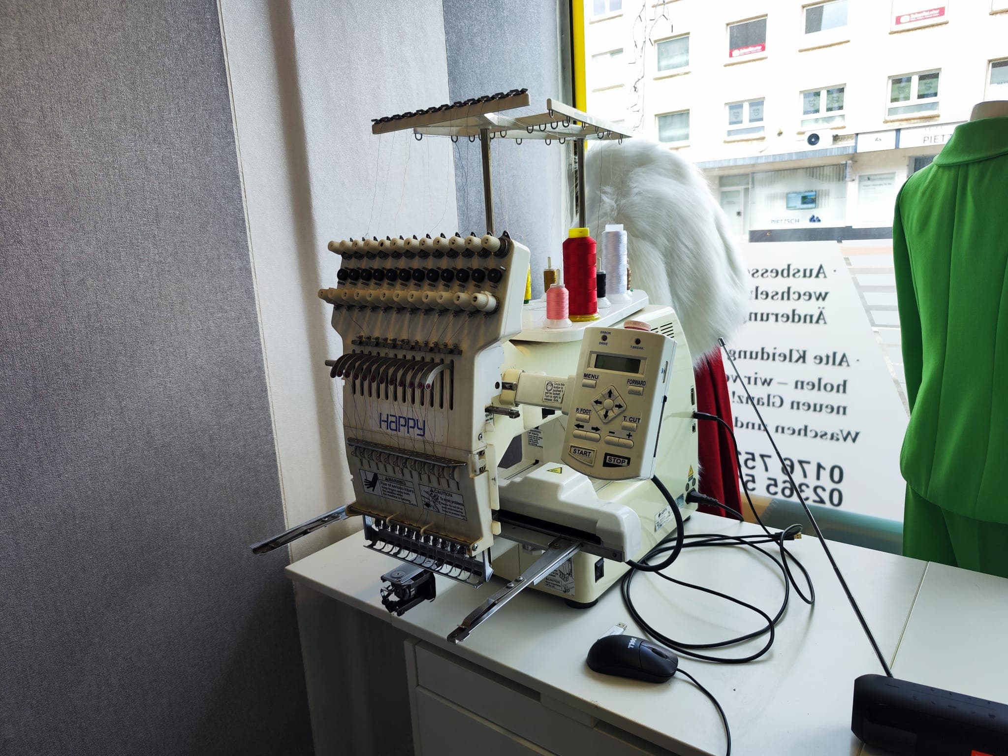 Stickmaschine — Namen und Logos auf Stoff