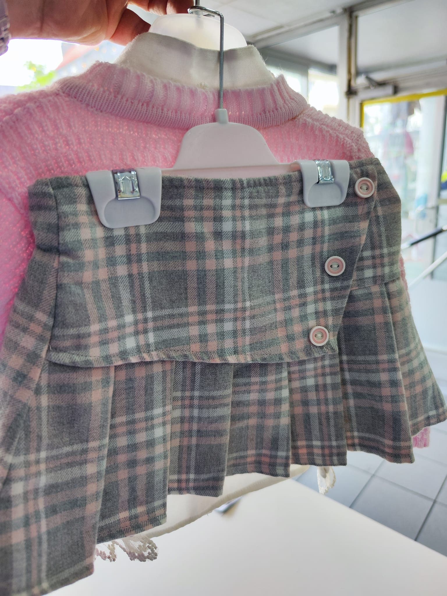 Kariertes Kinderkleid — angepasst auf Größe