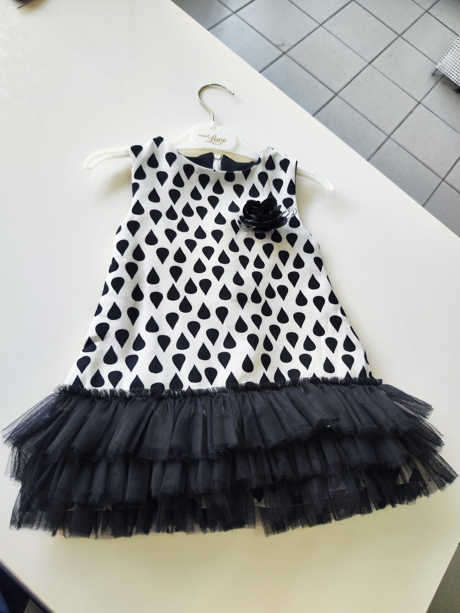Punktekleid mit Tüllsaum — Maßanfertigung